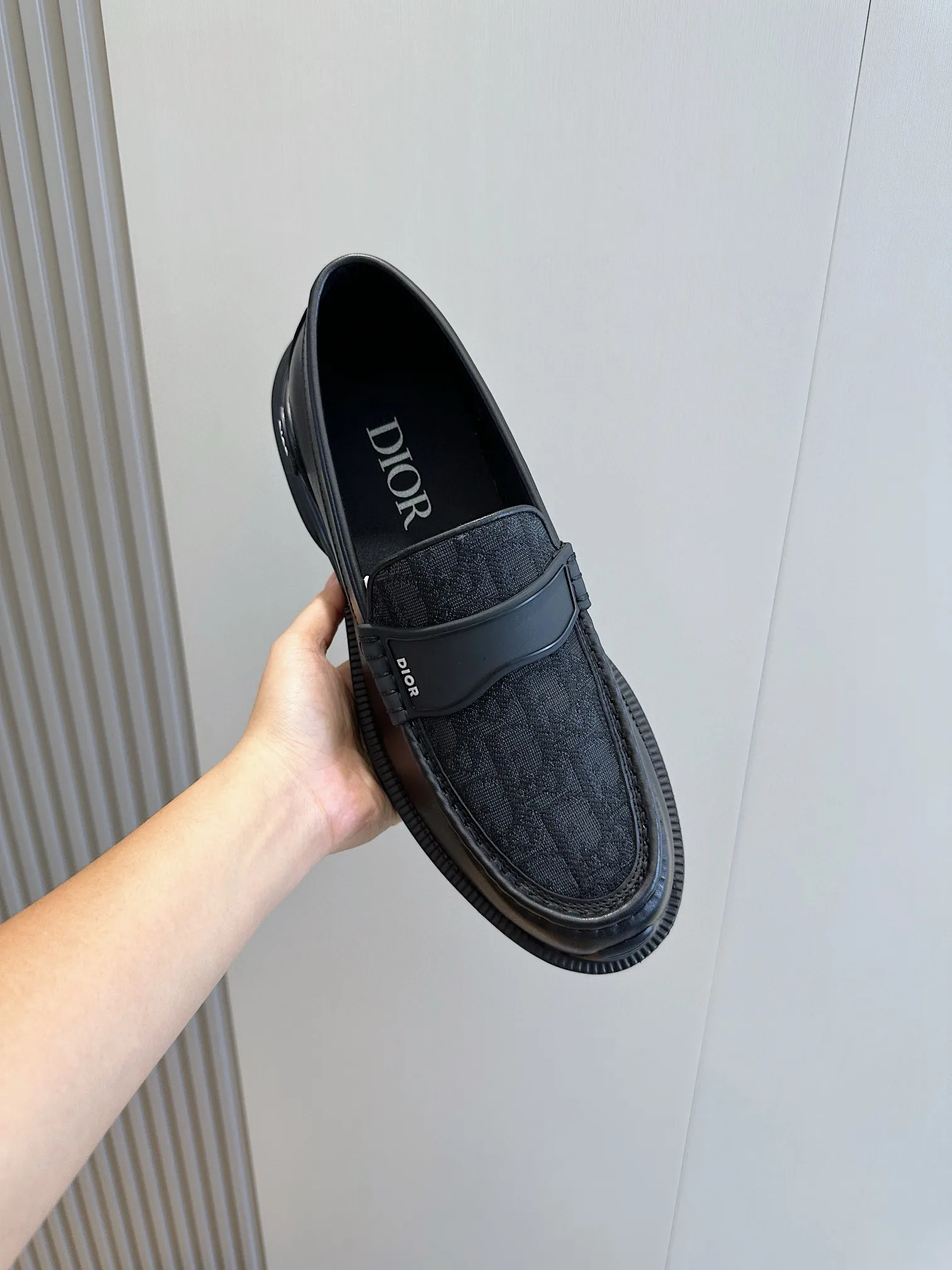 Factory price: 540💰◾️▫️Dior Combat Derby shoes are a new product in the 2024 spring men's wear series, presenting a mixed style that combines fashion design with sports elements. Crafted from black buffed calfskin leather with beige and black Oblique print panels on the sides and tongue. Designed with laces and technical zipper closure, the lightweight mixed-style sole highlights the charm of high-end customization. The Dior signature on the side enhances the style and will add a trendy touch to any look this season. Size: 39-44 (customized at 38.45)